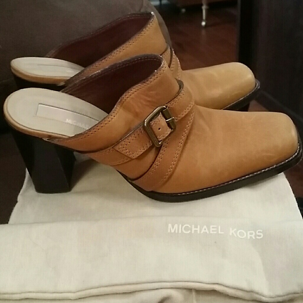 Michael kors tan leather mules in great shape